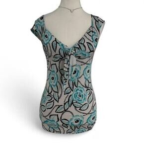 Blue floral print top with tie front detail Super Flattering & Fitted Size Small
